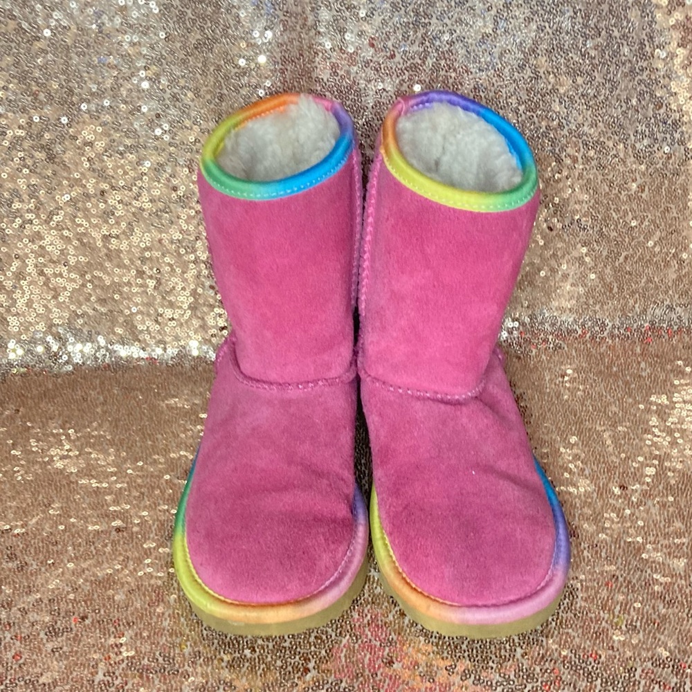 Girls pink uggs with multicolored outline